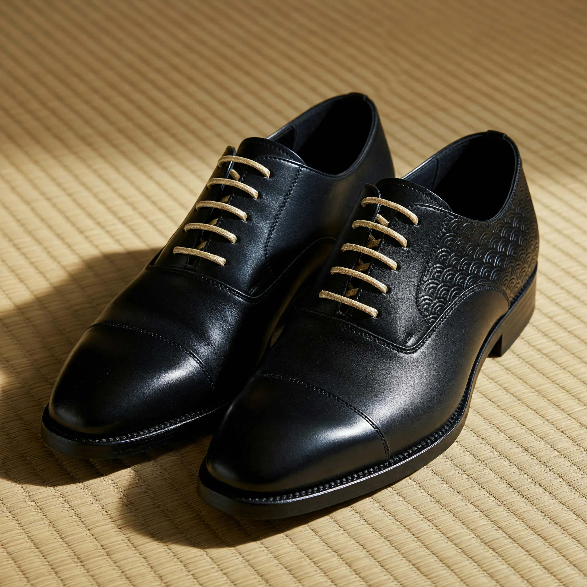 ゴールドの靴紐の黒いレザーオックスフォードシューズ